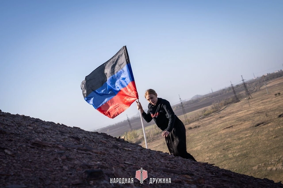 В Донецке 16-летняя девушка подняла флаг ДНР на высочайшем терриконе Европы. Фото © VK / Народная Дружина