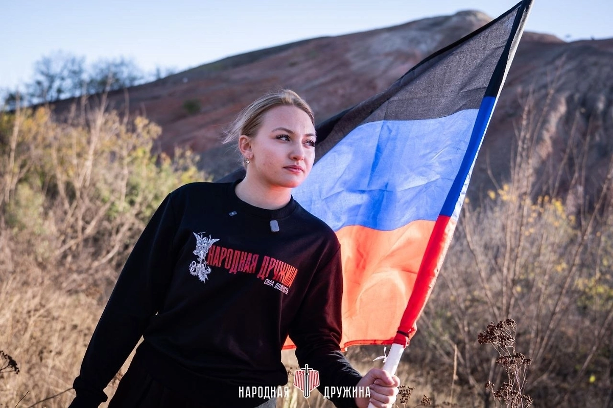 В Донецке 16-летняя девушка подняла флаг ДНР на высочайшем терриконе Европы. Фото © VK / Народная Дружина