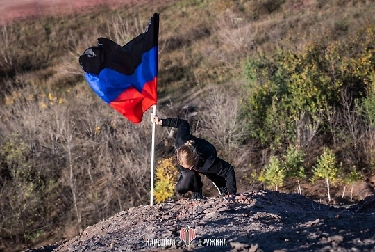В Донецке 16-летняя девушка подняла флаг ДНР на высочайшем терриконе Европы. Фото © VK / Народная Дружина