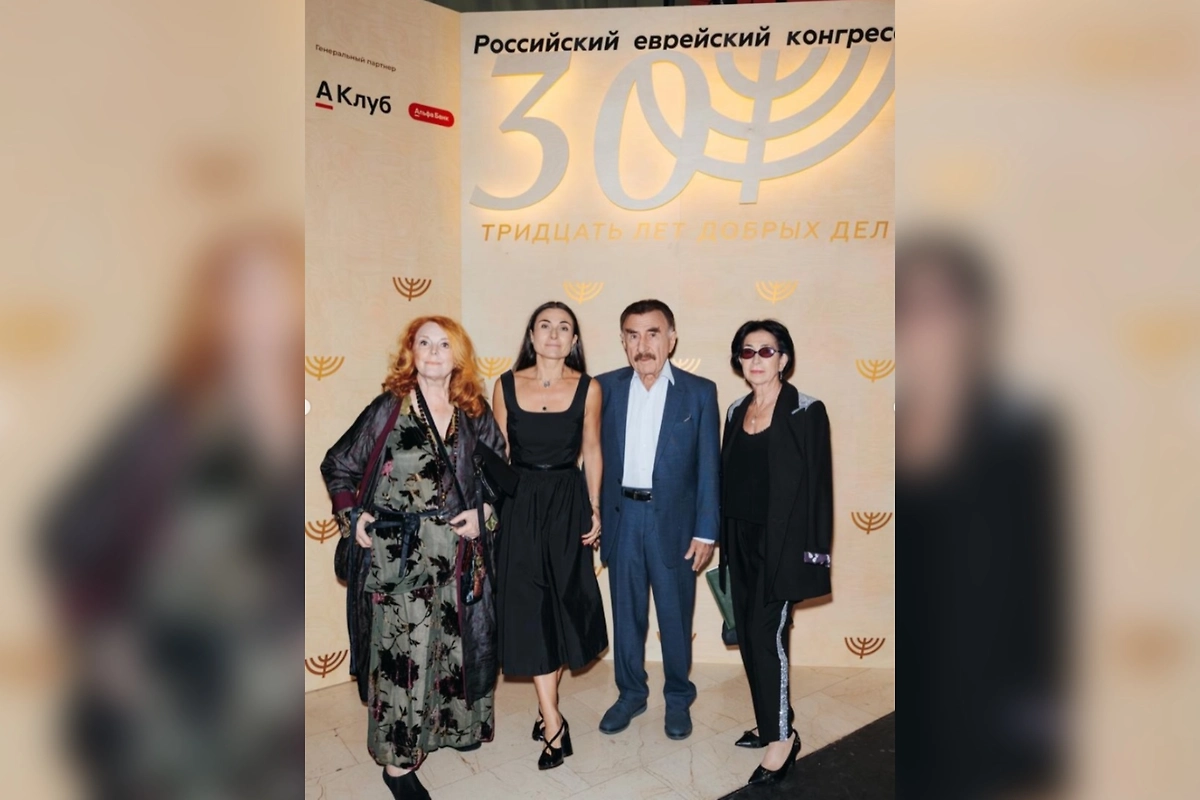 Клара Новикова с семьем Леонида Каневского на юбилее “Российского еврейского конгресса”. Фото © Instagram (признан экстремистской организацией и запрещён на территории Российской Федерации)/ leonid_kanevskiy__official