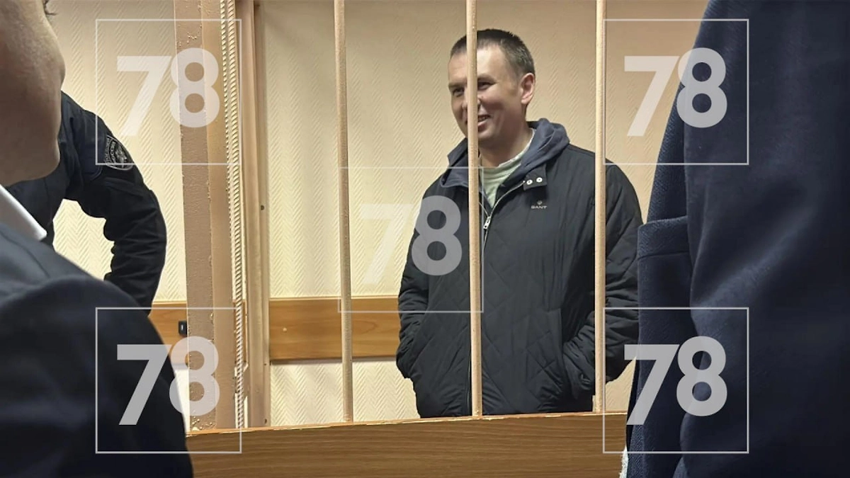 Обвиняемого в фейках о ВС РФ блогера Ремесло доставили в суд Петербурга. Фото 78.ru.