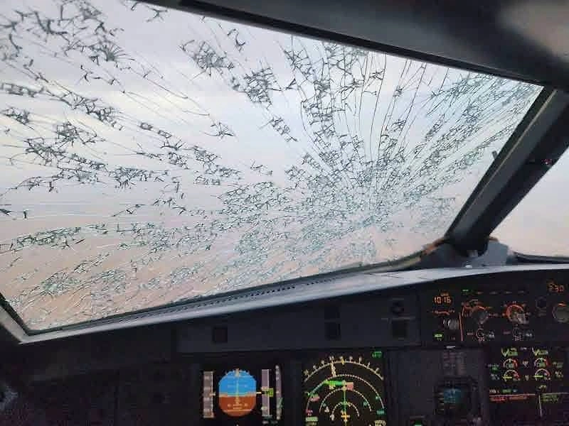 Побитое градом ветровое стекло. Видео © X / aviationbrk