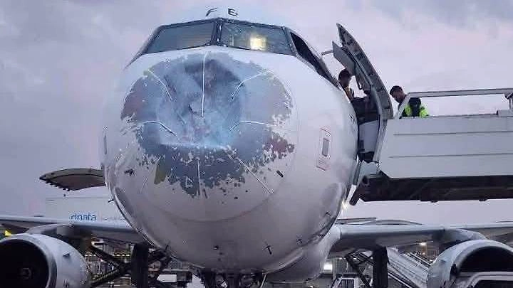 Повреждения самолёта. Обложка © X / aviationbrk