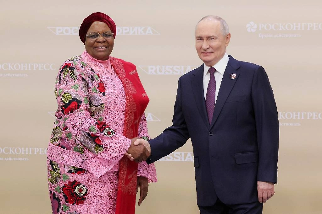 Нетумбо Нанди-Ндайтва и Владимир Путин. Обложка © ТАСС / Нетумбо Нанди-Ндайтва