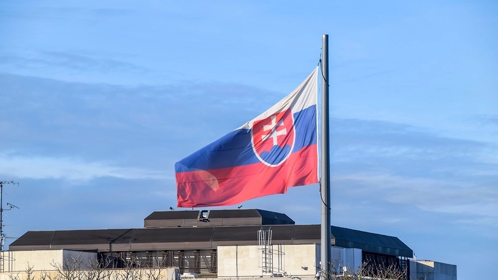Обложка © Shutterstock / FOTODOM / NGCHIYUI
