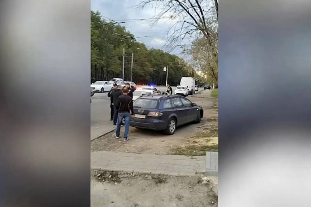 Сотрудники ТЦК погнались за машиной с ребёнком и устроили ДТП. Обложка © Telegram /jenya zub LIVE NEWS