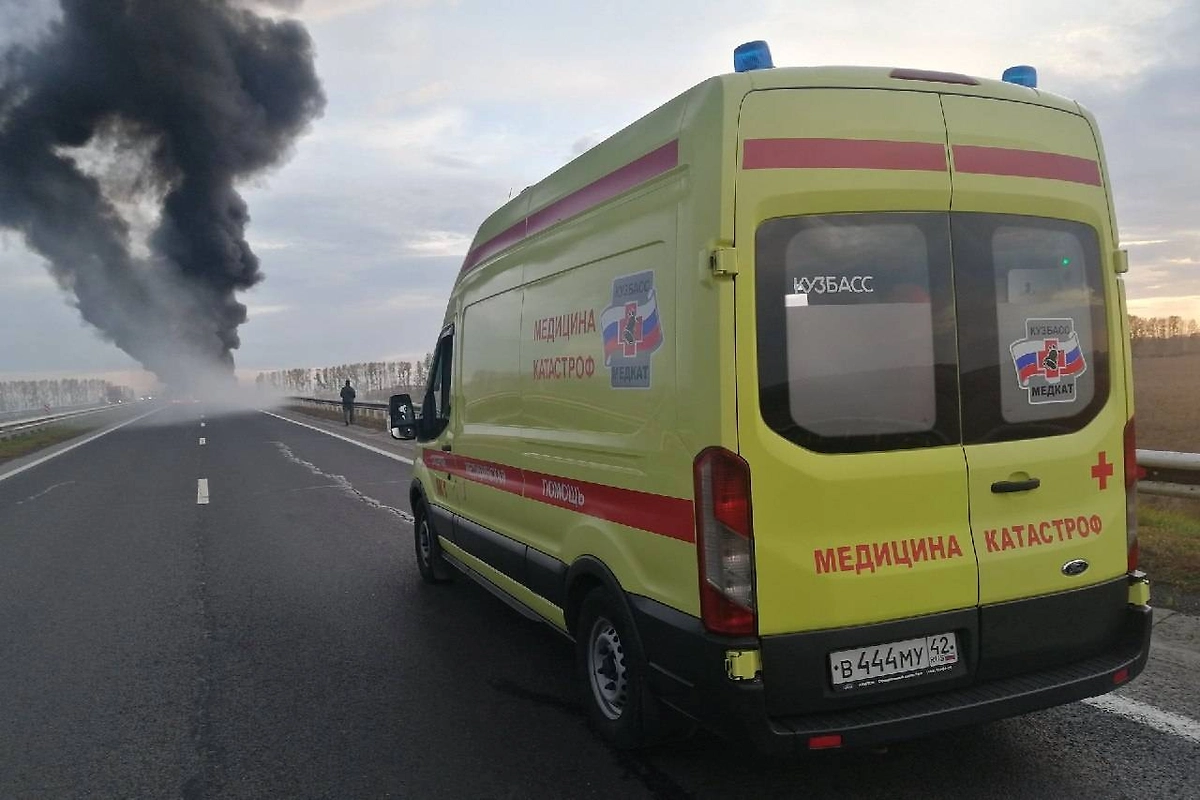 Две фуры вспыхнули после столкновения на трассе в Кузбассе, водители ранены. Обложка © Telegram / Кузбасский клинический центр медицины катастроф имени профессора И.К. Галеева