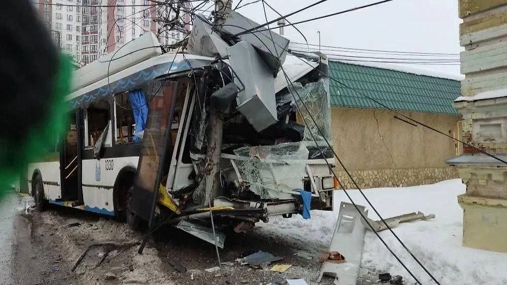 Восемь человек пострадали при столкновении троллейбуса и легковушки в Энгельсе. Обложка © Telegram / ЧП САРАТОВ