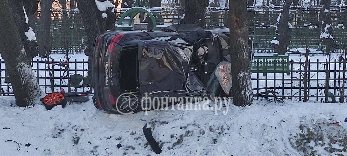 В центре Петербурга пьяный подросток на Porsche влетел в ограду Летнего сада. Фото © Telegram / Фонтанка SPB Online