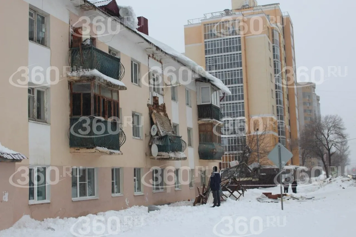 Рухнувший балкон. Фото © 360.ru