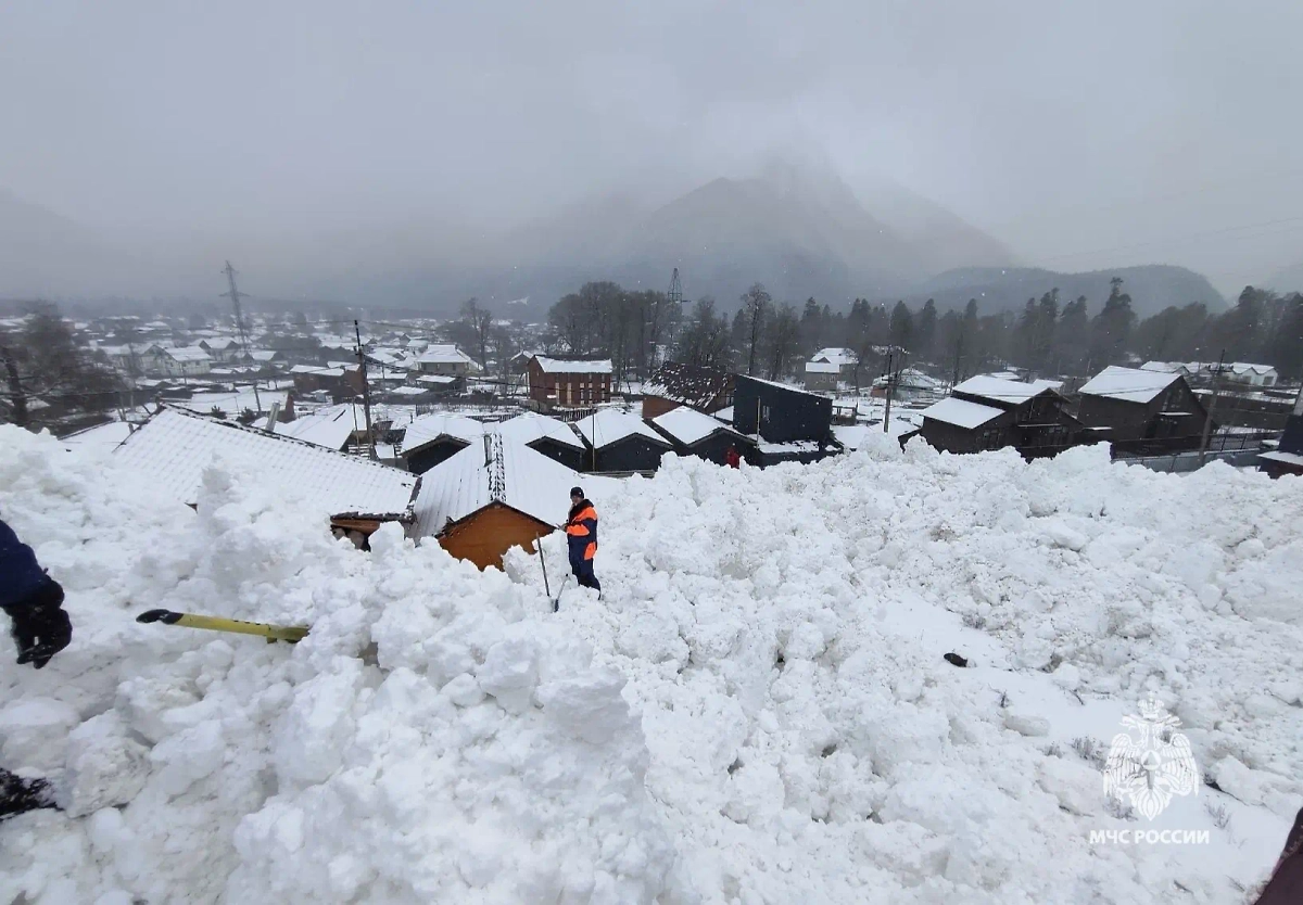 Последствия схода лавины на кемпинг. Обложка © MAX / МЧС России