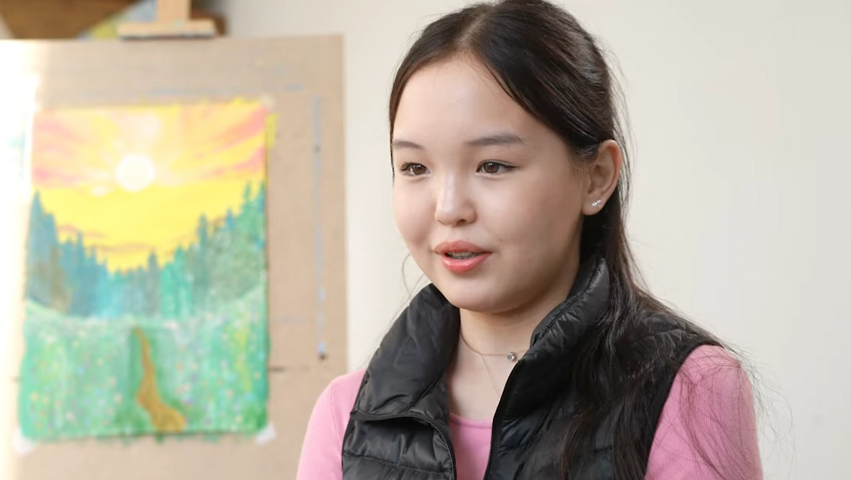 Как выглядит Карина сейчас: история, как девочка выживала в тайге 12 дней в детстве. Фото © Youtube / Сардаана: сахалыы канал 