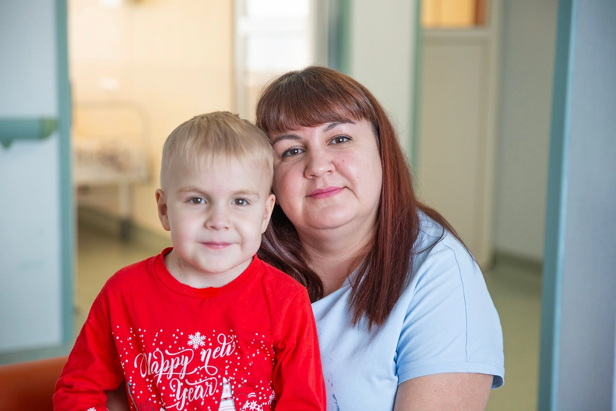 Спасённый пациент с мамой. © VK / НМИЦ им. ак. Е.Н. Мешалкина Минздрава России