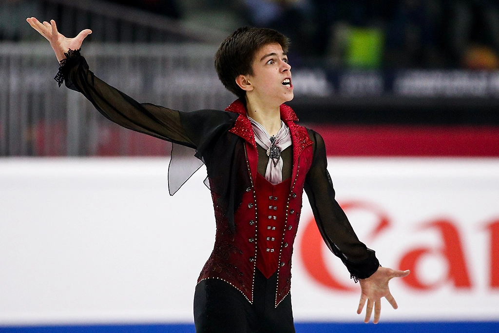 Пётр Гуменник во время выступления в произвольной программе мужского одиночного катания среди юниоров на финале Гран-при по фигурному катанию в ледовом дворце «Палавела». Фото © ТАСС / Сергей Бобылев