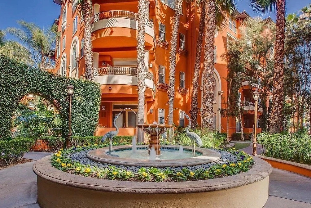 Поперечному* уже не хватает денег на квартиру в этом доме в Лос-Анджелесе. Фото © zillow.com