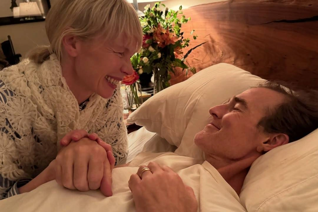 Дизайнер Эрин Фетерстон c актёром Джеймсом Ван Дер Биком в последние дни его жизни. Фото © Instagram (признан экстремистской организацией и запрещён на территории Российской Федерации) / erinfetherston
