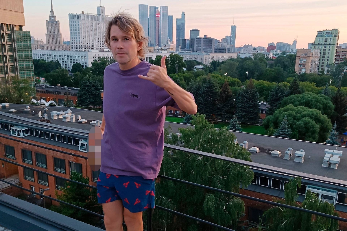 Овчинников говорит, что у него нет своей квартиры, потому что она ему не нужна. Фото © VK / Леонид Сухарев