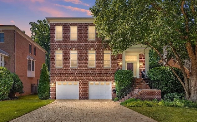 В таунхаусе Овечкина в Арлингтоне пять спален и четыре ванные. Фото © zillow.com