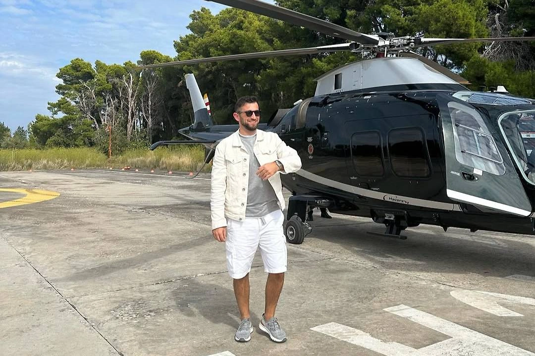 По миру Рустам Гаджиев перемещается в комфорте и с ветерком. Фото © Instagram (признан экстремистской организацией и запрещён на территории Российской Федерации) / rustam_hajiyev