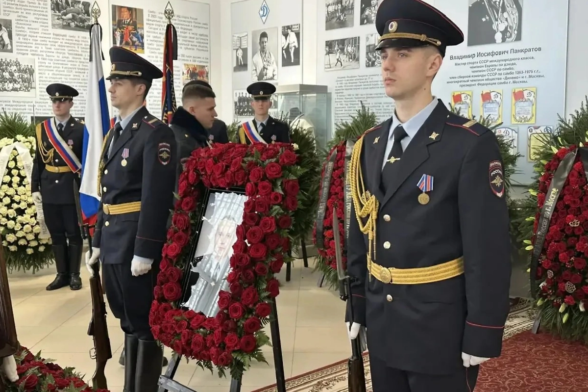 Прощание с Денисом Братущенко. Фото © Telegram / Госавтоинспекция Москвы