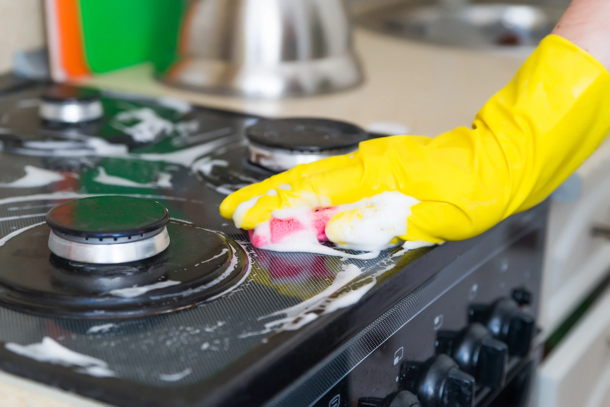 Как убраться на кухне и очистить жир. Фото © Shutterstock / FOTODOM / Irzhanova Asel