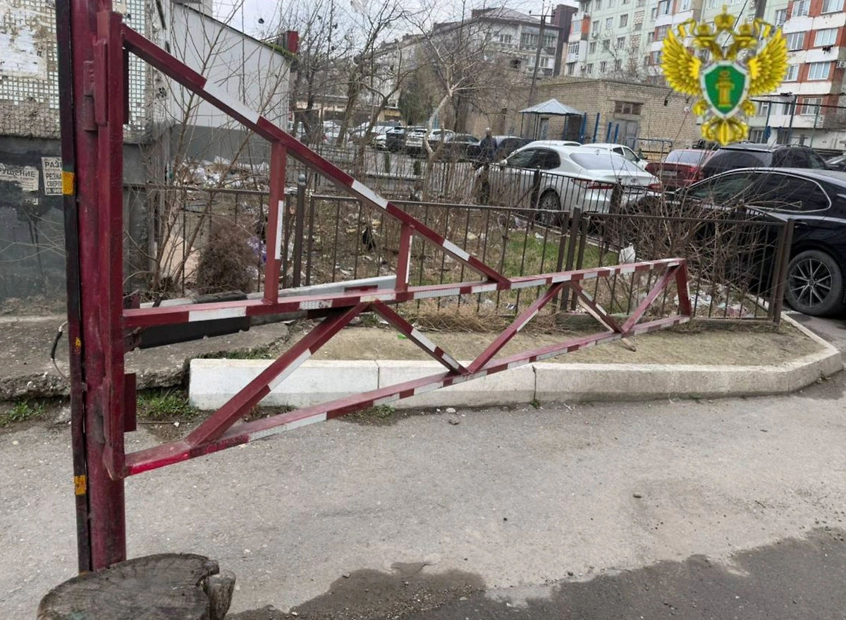 Место ЧП, где из окна упал ребёнок в Махачкале. Фото © Telegram / Прокуратура Республики Дагестан