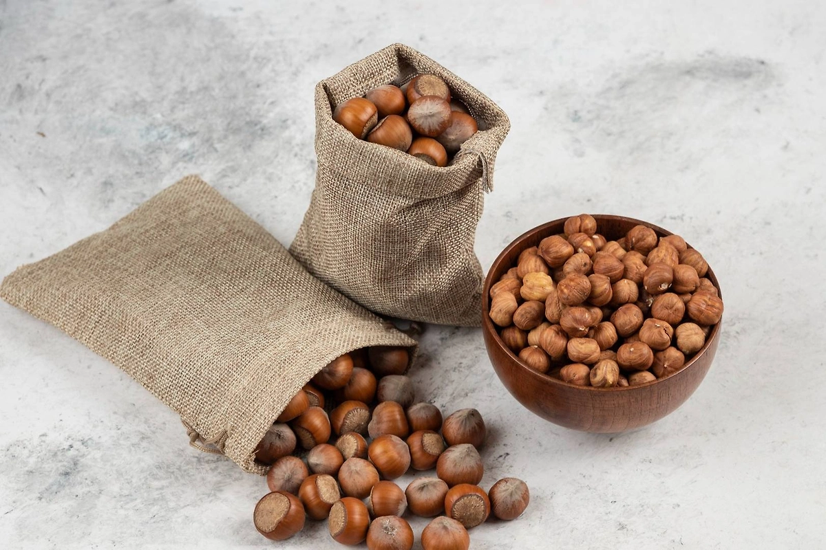 Торт «Ленинградский» можно украсить орехами. Фото © Freepik 