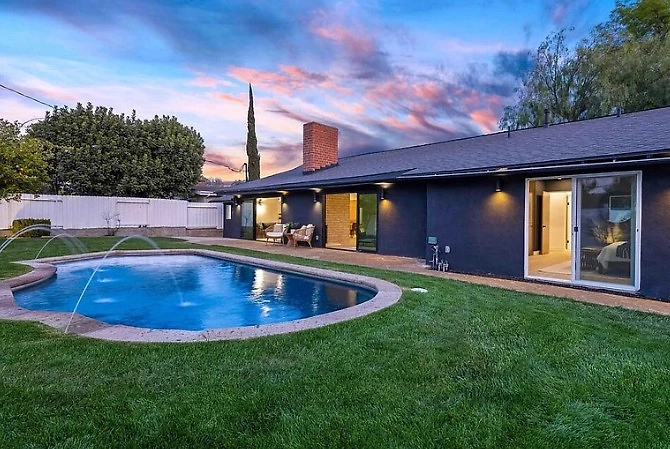 Коттедж Данилы Поперечного лишь выглядит новым после косметического ремонта, на деле он старый и имеет возрастные проблемы. Фото © zillow