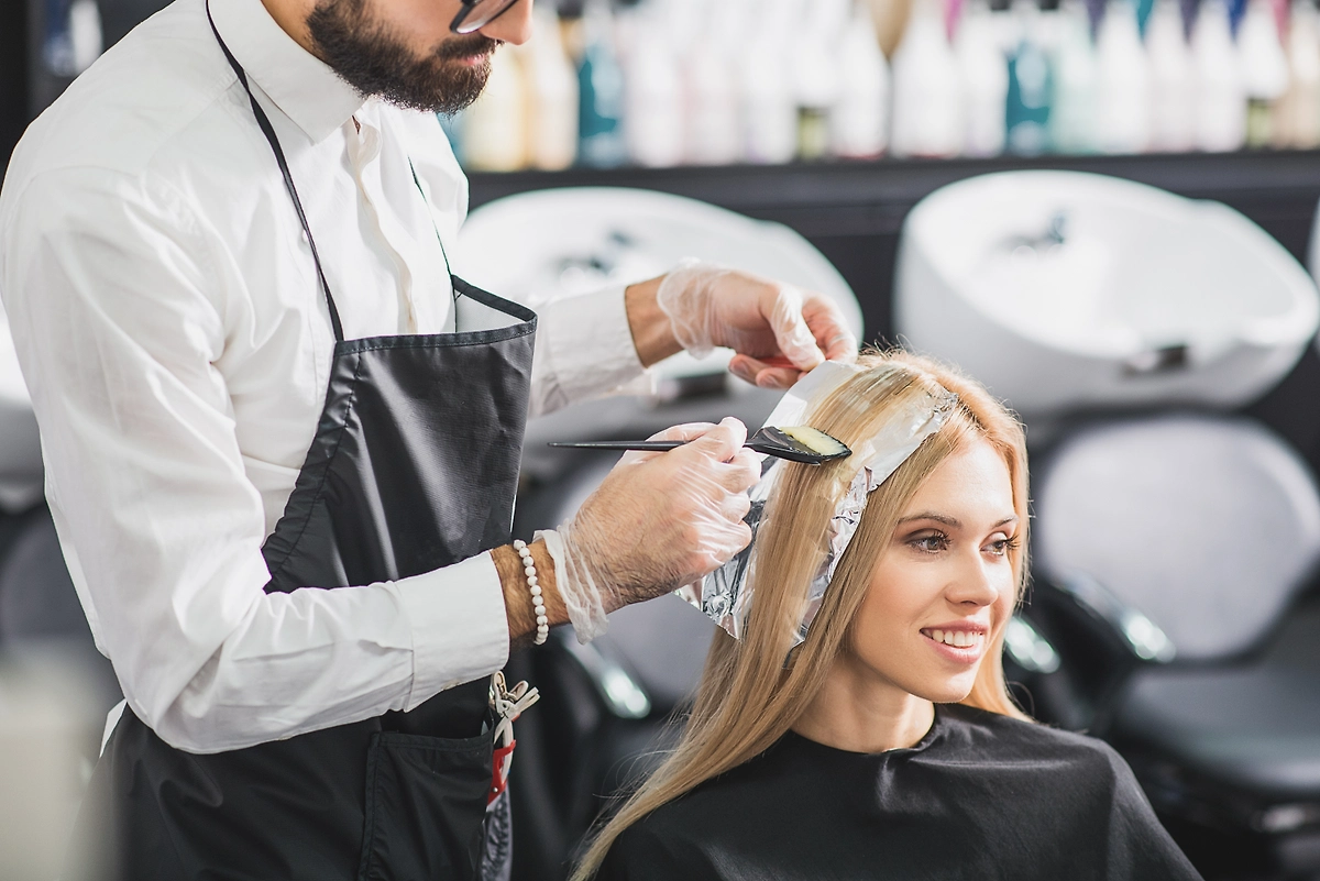 Лунный календарь на март 2026: окрашивание волос. Фото © Shutterstock / FOTODOM / Olena Yakobchuk