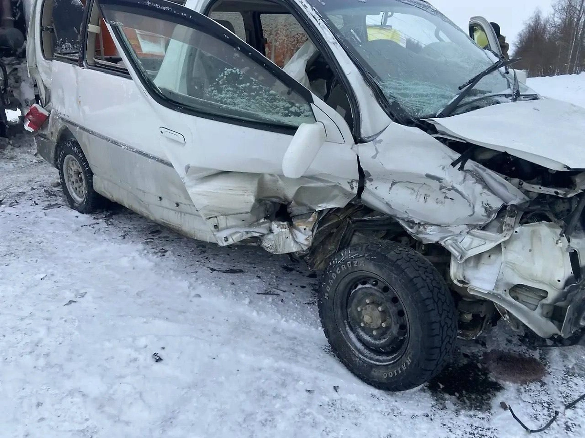 Место ДТП с легковушкой и КамАЗом на Колыме. Фото © Telegram / Госавтоинспекция Магаданской области