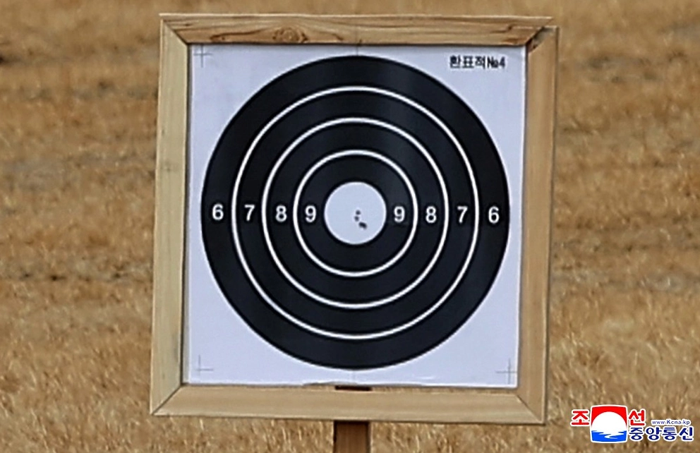 Результаты стрельбы Ким Чен Ына и Ким Чжу Э. Фото © kcna.kp