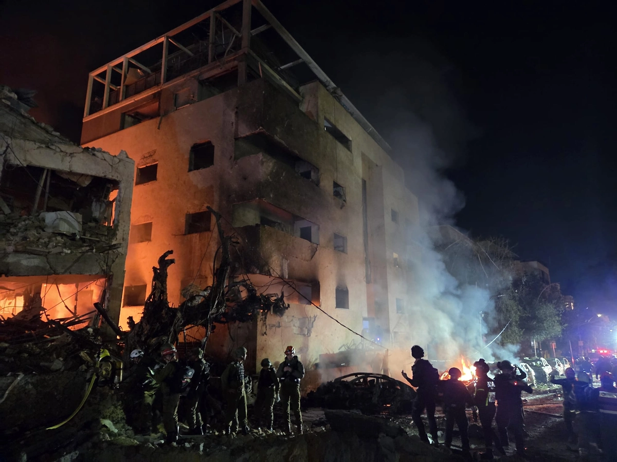 Последствия удара по центру Тель-Авива. Обложка © X / VividProwess