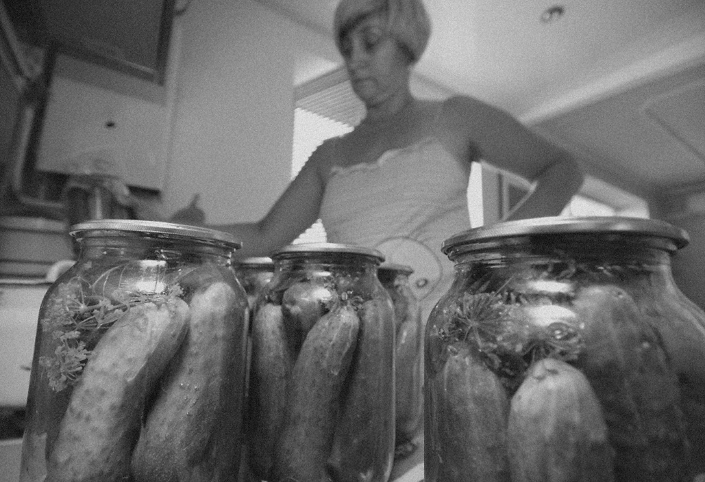 Почему отсутствие консервации было позором для хозяйки в СССР. Фото © ТАСС / Алексей Павлишак