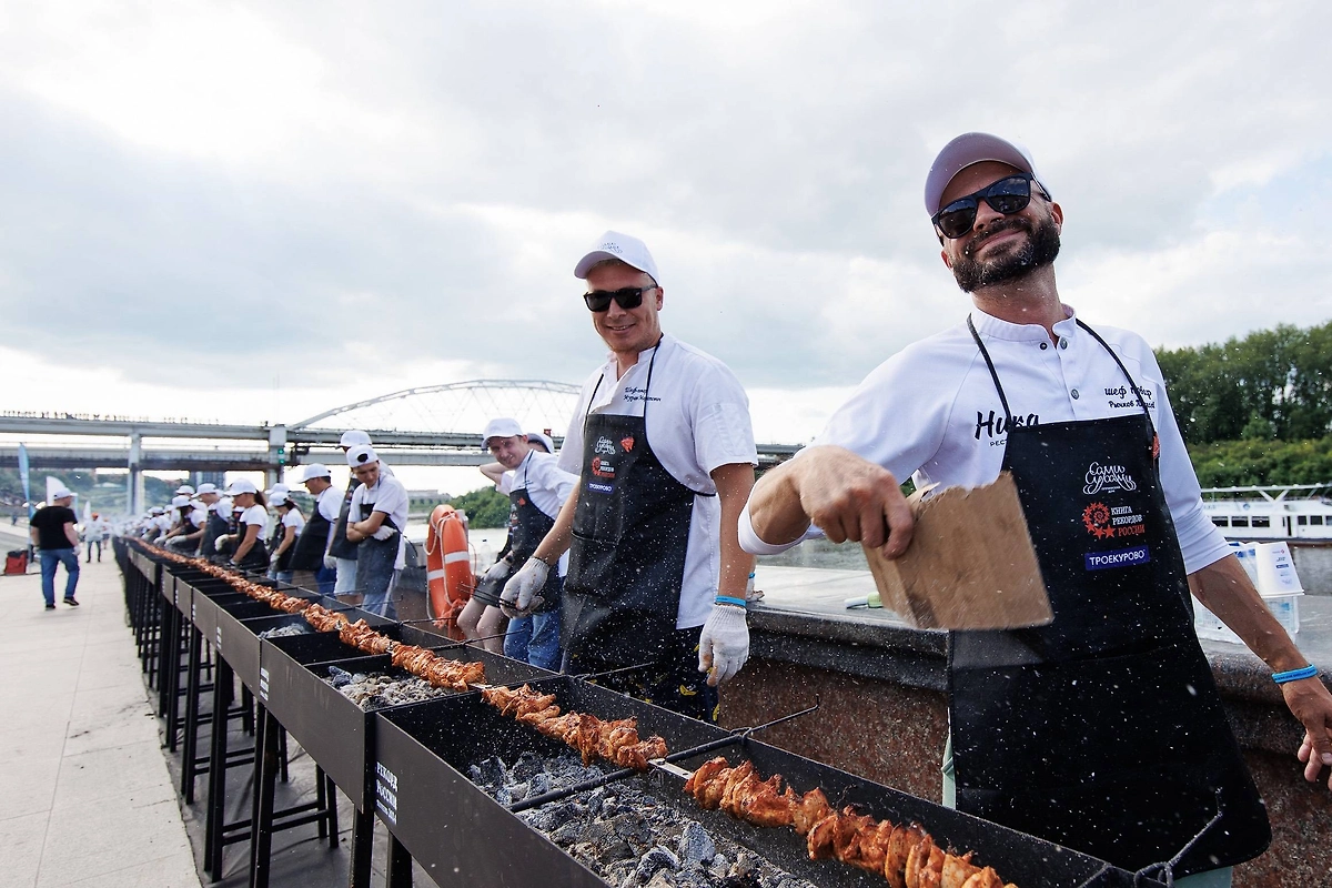 Абсурдные рекорды российских мужчин: шашлык 438 метров и другие. Фото © knigarekordovrossii.ru