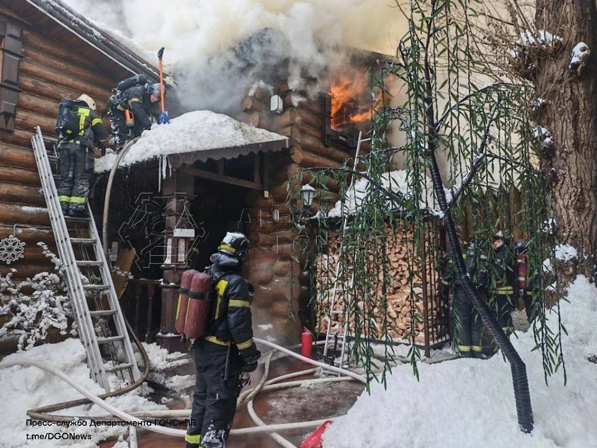 В Москве вспыхнул пожар в «Таёжных банях». Фото © Telegram / ЧСтные новости Москвы