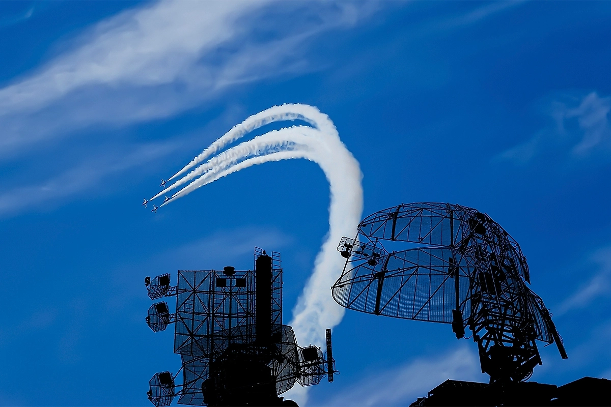 Обложка © Shutterstock / FOTODOM / VLADJ55