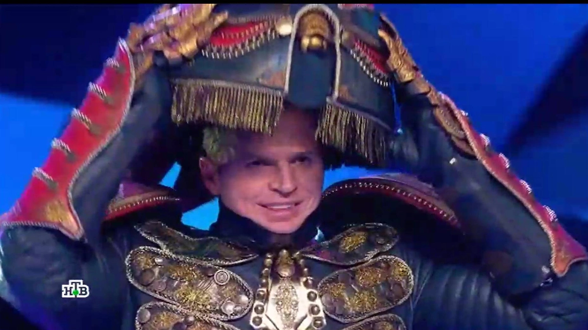 В шоу «Маска-7» 22 февраля маску снял Жук. Оазалось, что под ней скрывался бывший Бузовой! Фото © Ntv.ru