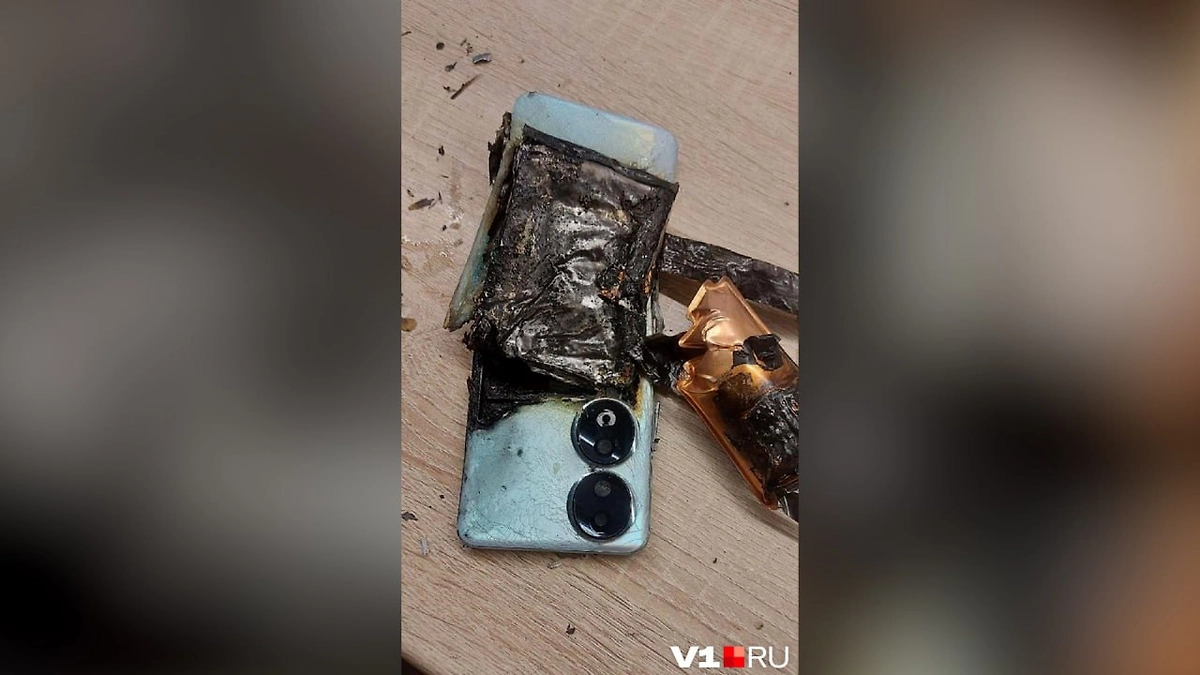 Телефон, взорвавшийся в руках у жительницы Волгограда. Фото © V1.ru