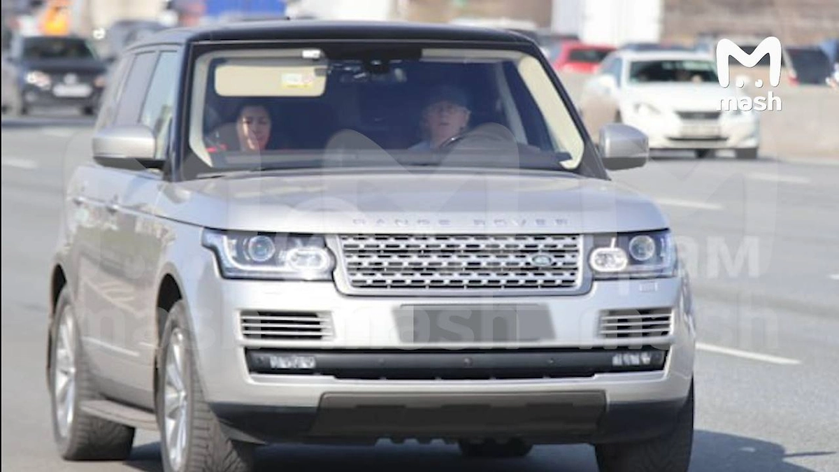 Аркадий Укупник за рулём. Фото © Mash