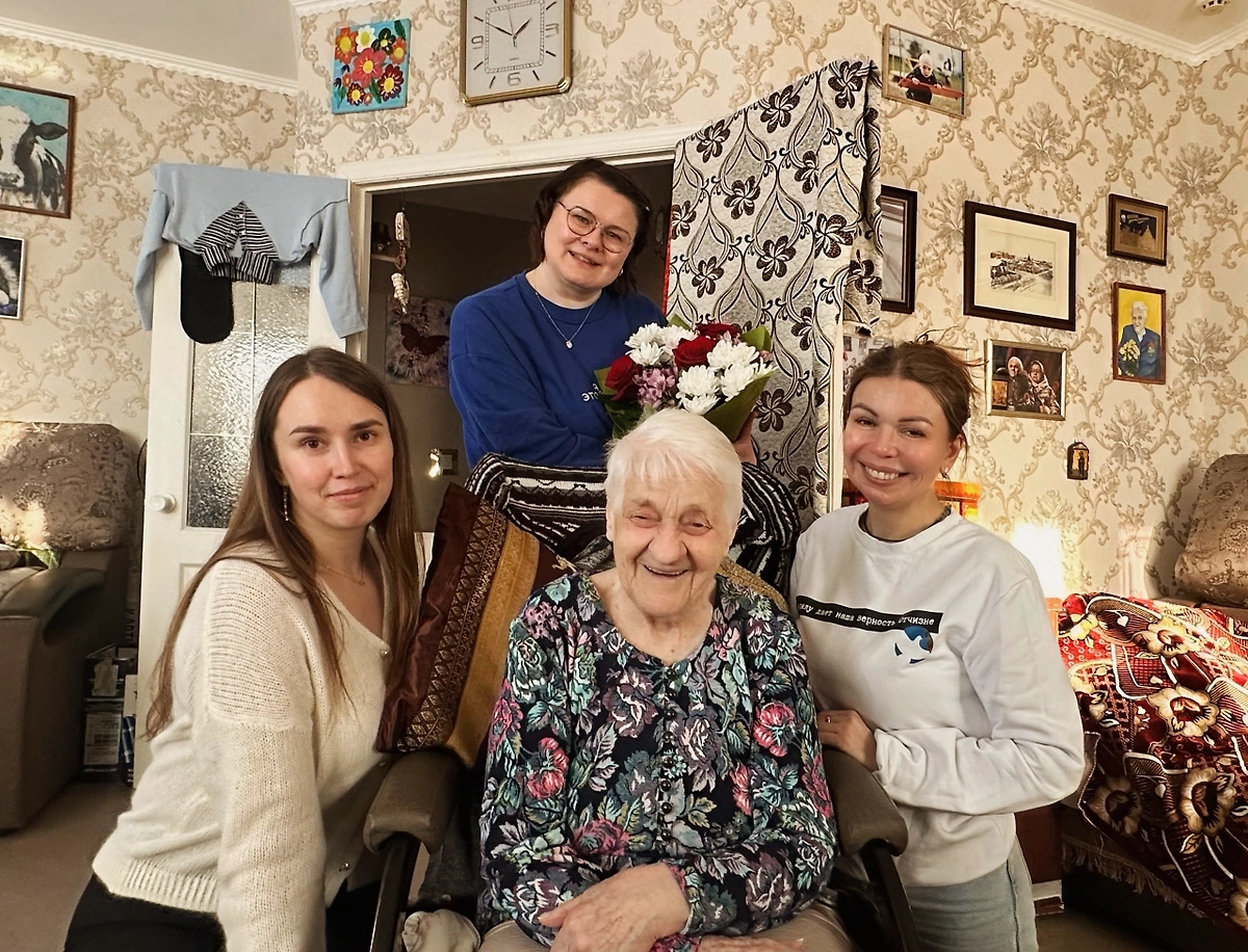 «Волонтёры Победы» поздравили ветеранов ВОВ и бойцов СВО с Днём защитника Отечества. Фото © Пресс-служба Президентской платформы «Россия – страна возможностей»