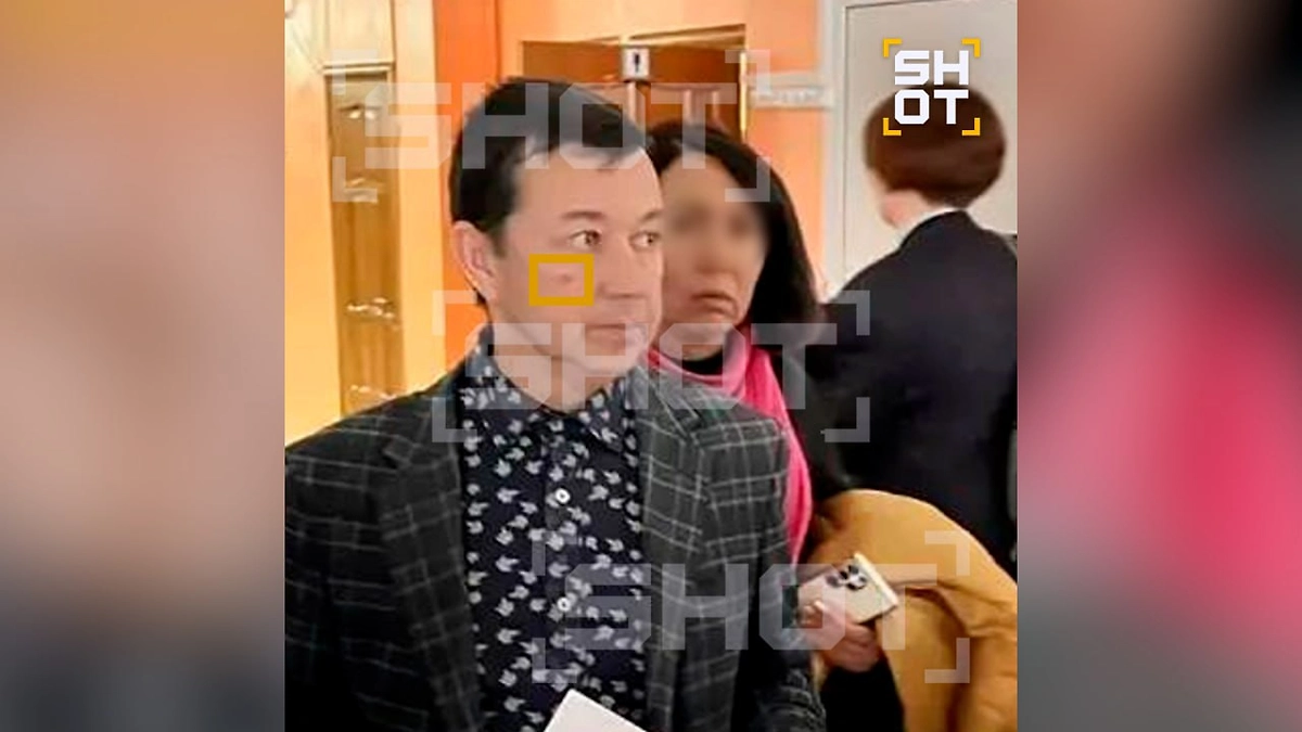 Учитель истории получил лёгкое ранение — на его лице есть след от пули. Фото © Telegram / SHOT