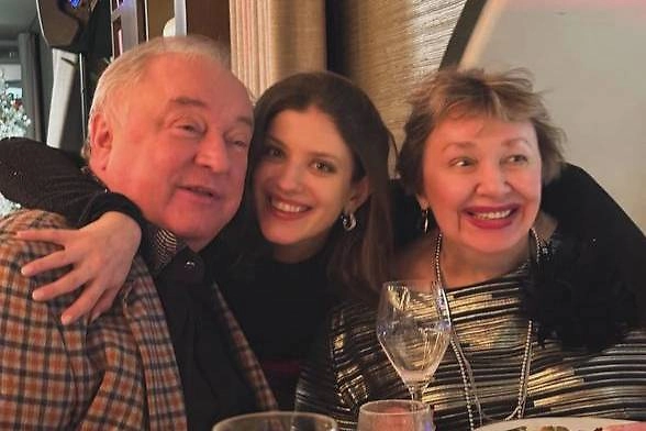 Анна Чиповская с отцом и матерью. Фото © Instagram (соцсеть запрещена в РФ; принадлежит корпорации Meta, которая признана в РФ экстремистской) / chi_pa