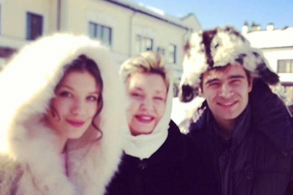 Анна Чиповская с матерью Ольгой и актёром Петром Фёдоровым на съёмках фильмах «Ёлки 3». Фото © Instagram (соцсеть запрещена в РФ; принадлежит корпорации Meta, которая признана в РФ экстремистской) / chi_pa