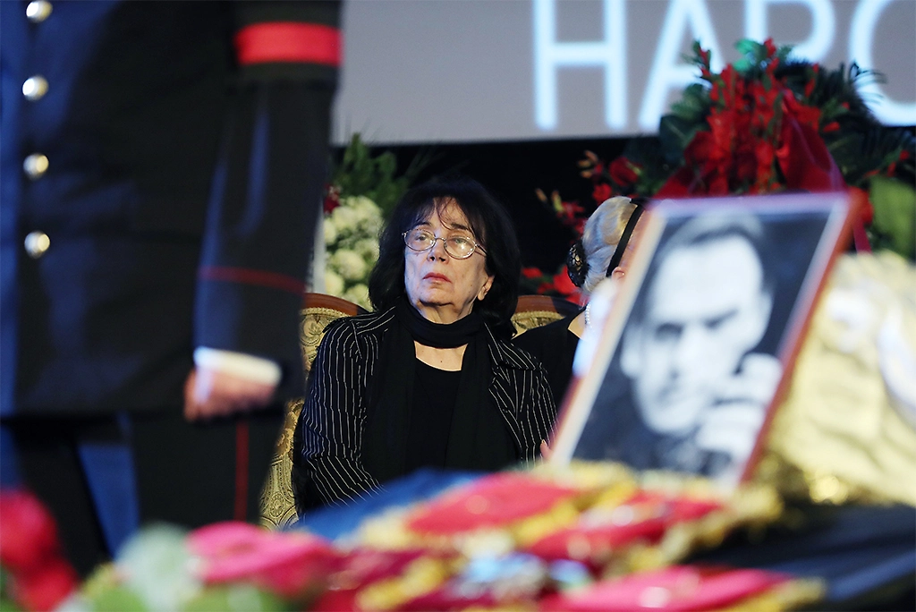 Вдова актёра А. Баталова Гитана Леонтенко во время гражданской панихиды в Доме кино. Алексей Баталов скончался 15 июня 2017 года, на 89-м году жизни. Фото © ТАСС / Валерий Шарифулин