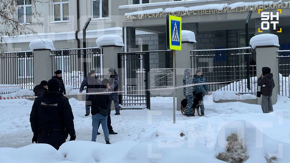 Обстановка у общежития, куда ворвался человек с ножом. Фото © Telegram / SHOT