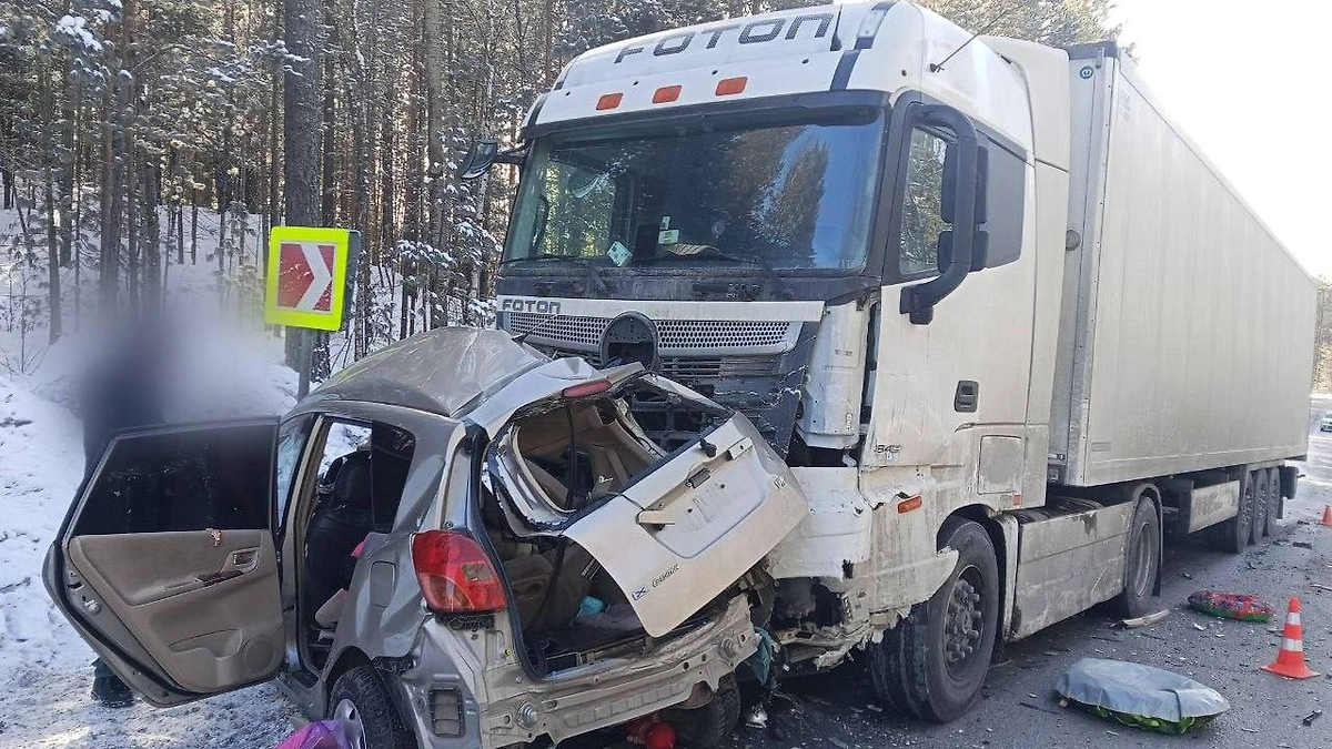Трое погибли в ДТП с грузовиком на трассе «Байкал» в Иркутской области. Фото © Telegram / ГУ МВД России по Иркутской области