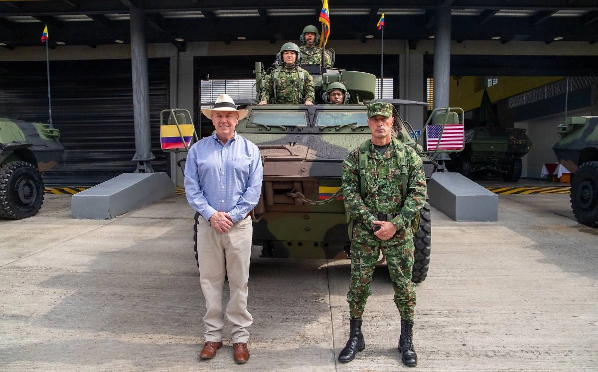 Передача M1117 Колумбии. Фото © X / US Embassy Bogota