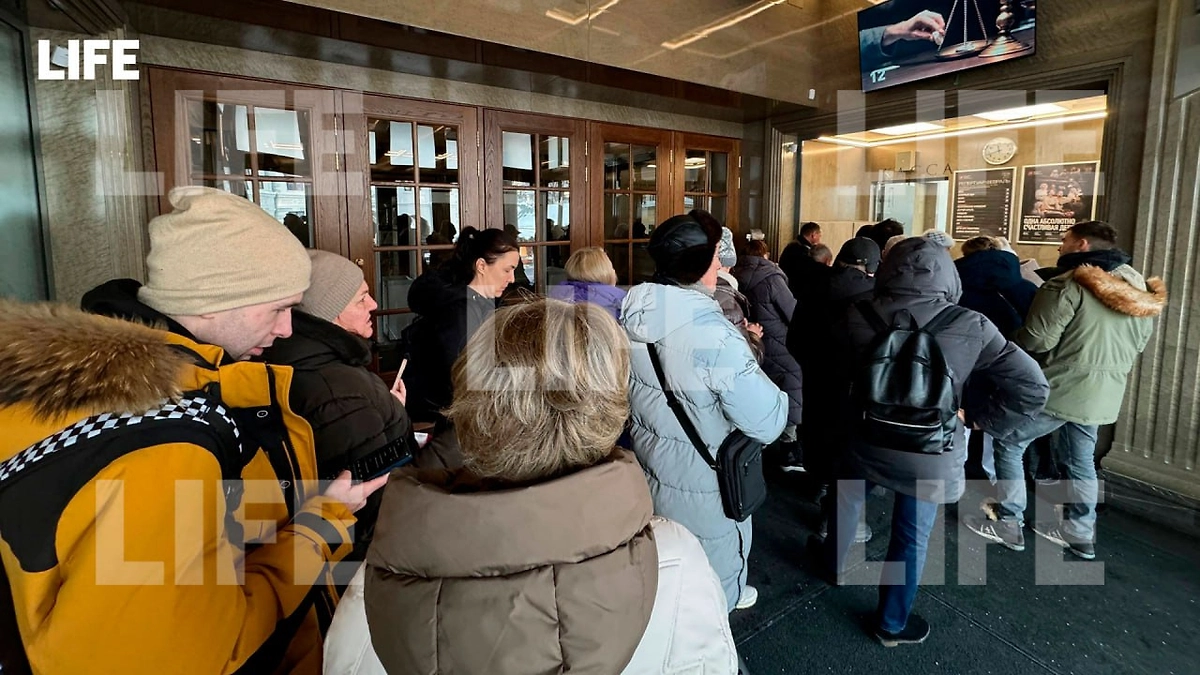 Люди выстроились в очередь, чтобы приобрести билеты на спектакль с участием Ефремова. Фото © Life.ru