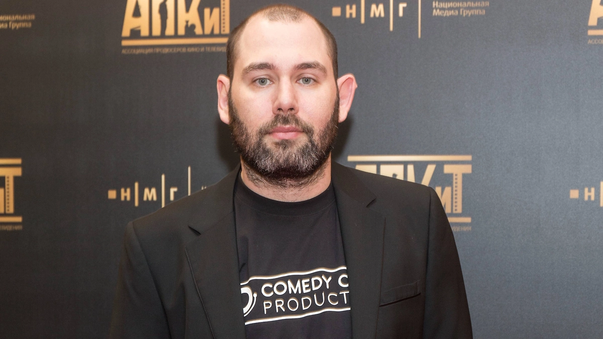 Семён Слепаков заметно поумерил аппетиты после бегства из России. Теперь его реальность — полупустые залы. Фото ©&nbsp;ТАСС / Вадим Тараканов