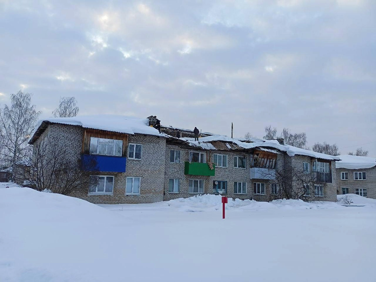 В Башкирии рухнула кровля 16-квартирного дома, возбуждено дело. Обложка © Telegram / Прокуратура Республики Башкортостан